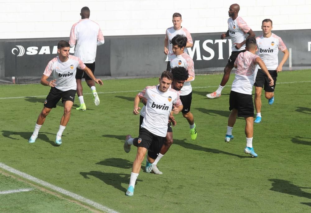 Anil Murthy, atento al entrenamiento del Valencia