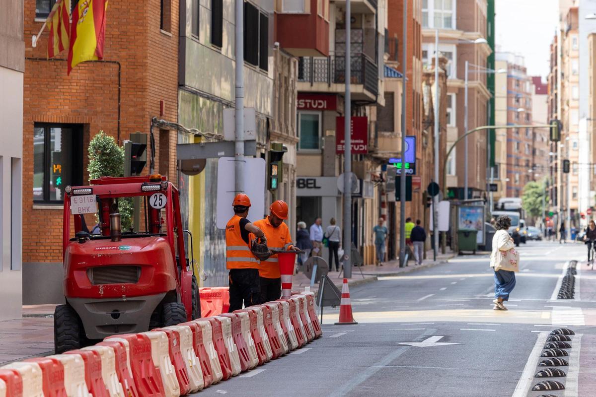 Obras en la calle Herrero de Castelló, en uno de los carriles.
