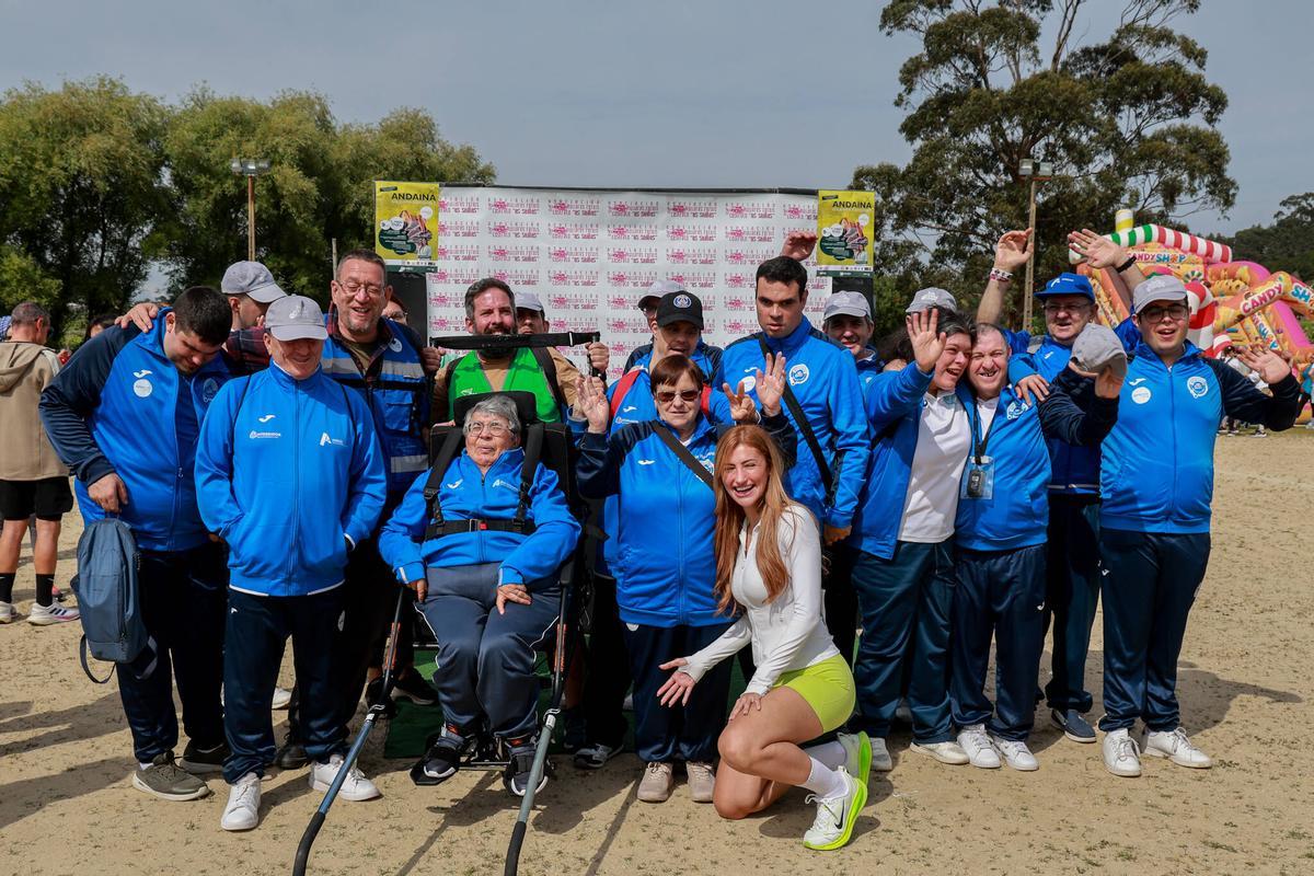 La tiktoker Paula Currás con miembros de Amicos en la andaina de Cambados.