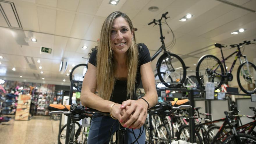 Mavi García sonríe sobre una bicicleta.