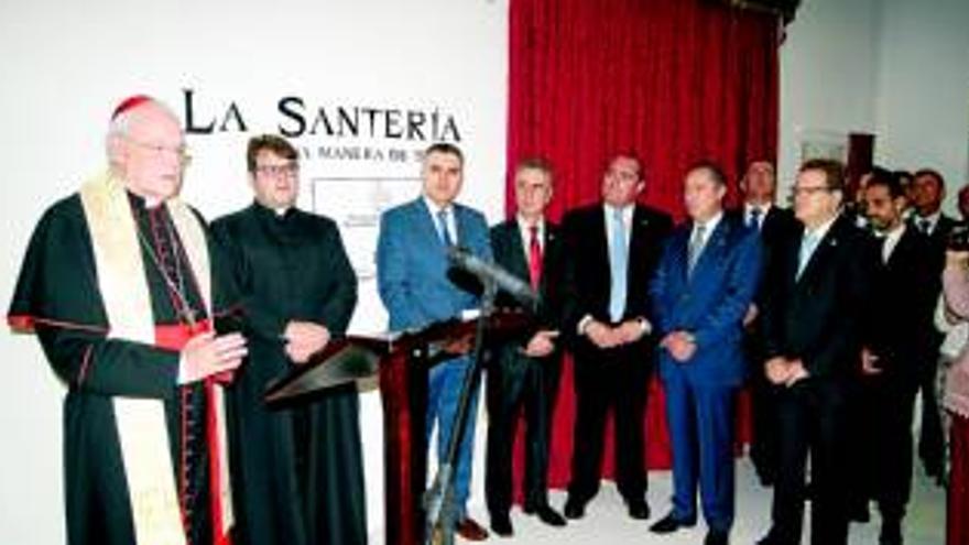 Carlos Amigo bendice el Museo de la Santería, que se ubica en San Pedro Mártir de Verona