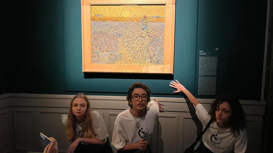 Tres activistas lanzan sopa de verduras a &#039;El sembrador&#039; de Van Gogh, expuesto en Roma