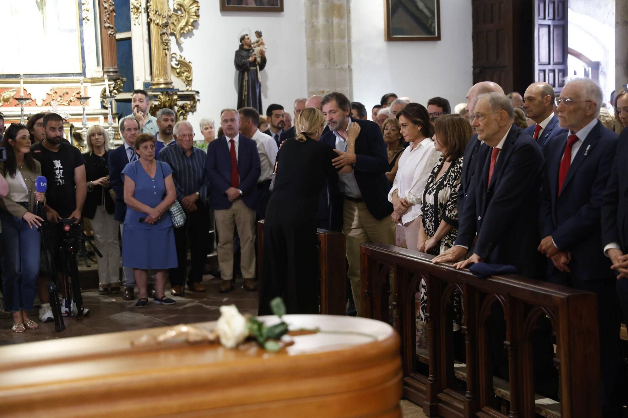 Las imágenes del funeral de Antonio Trevín en la basílica de Llanes.