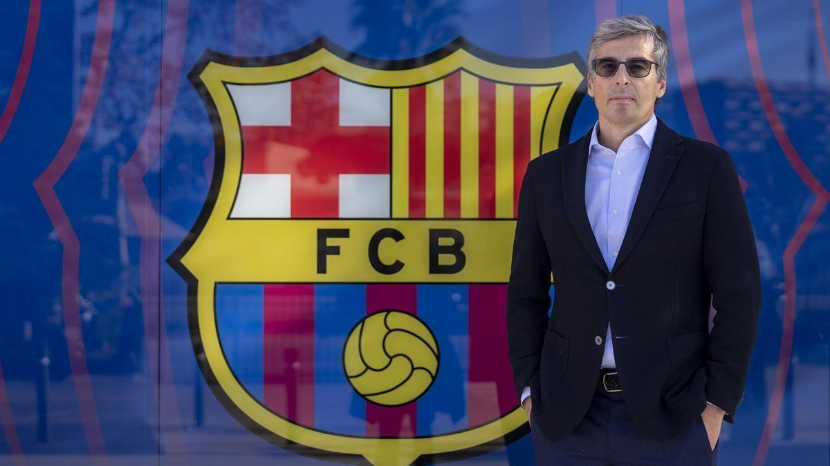 Jordi Llauradó, directivo del Barça, en la puerta de entrada a las oficinas del club.