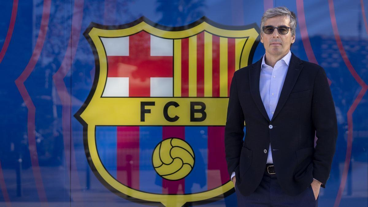Jordi Llauradó, directivo del Barça, en la puerta de entrada a las oficinas del club. Jordi Llauradó, directivo del Barça, en la puerta de entrada a las oficinas del club.