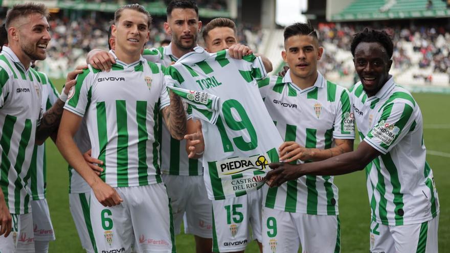 Los futbolistas del Córdoba CF dedican uno de sus goles a Toril.