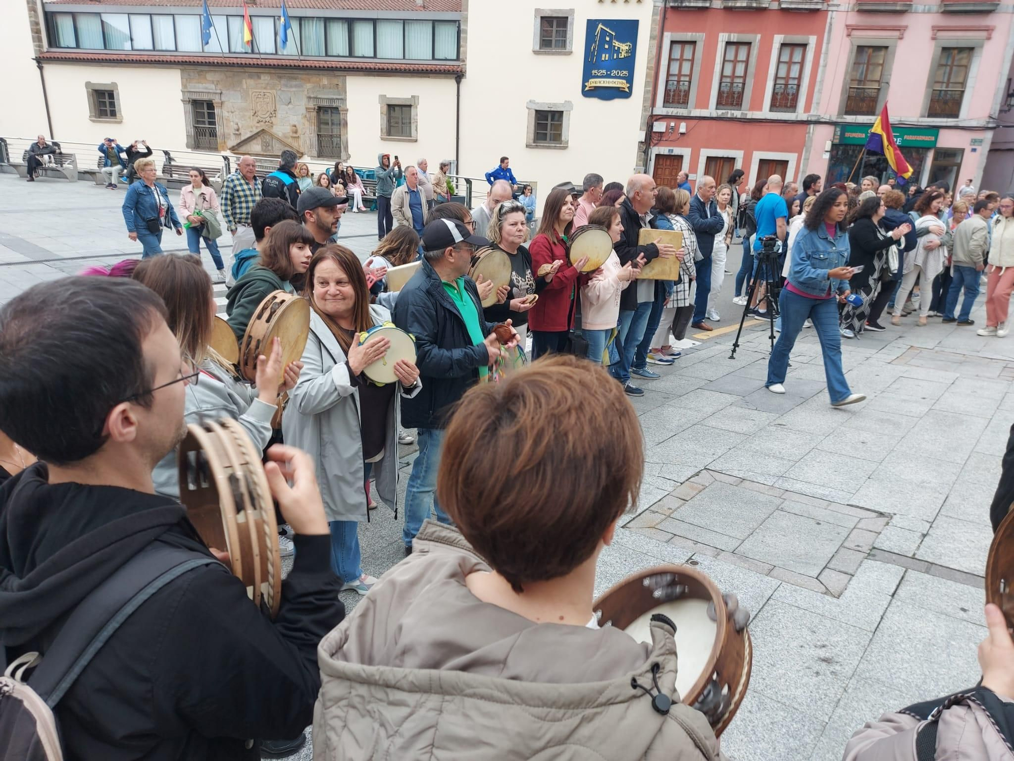 En imágenes: Así fue la manifestación contra el cierre de la Escuela de Música de Tineo