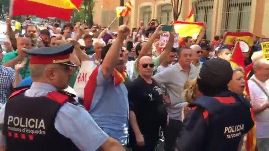 Protestas a favor y en contra de la Guardia Civil en Barcelona