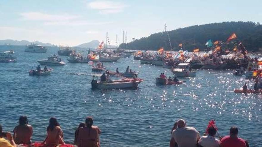 La procesión de Cangas en Santa Marta. // Santos Álvarez