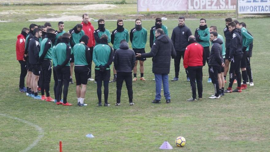 Cándido se dirige a la plantilla por los vaivenes en el club