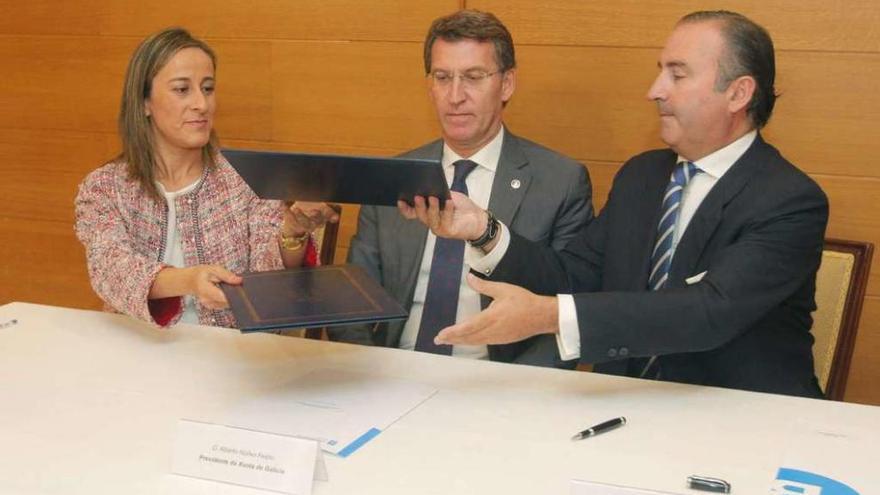 Ethel Vázquez, Alberto Núñez Feijóo y Pablo Junceda, ayer, en la firma del acuerdo. // Xoán Álvarez