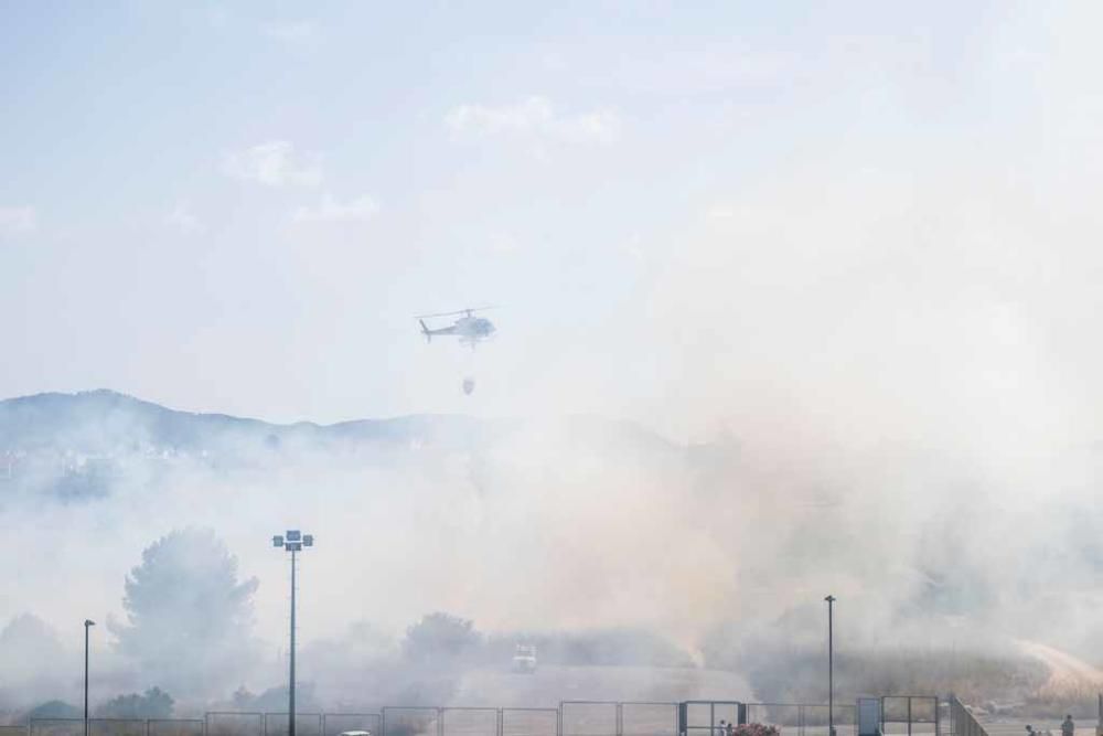 Un incendio quema una hectárea de un descampado de Ca n´Escandell