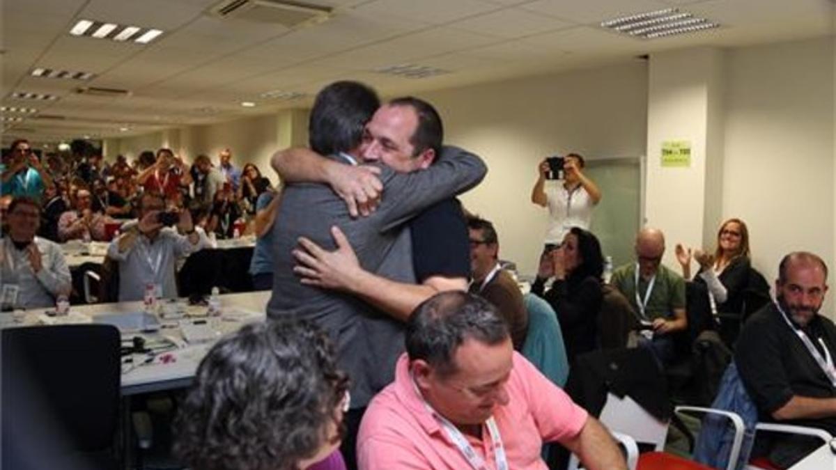 Artur Mas y su saludo al líder de la CUP David Fernàndez, en una foto de archivo el 9-N del 2014.