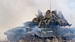 Soldados ucranianos participan en ejercicios militares simulando un posible ataque en la zona de Chernóbil a pocos kilómetros de la frontera con Bielorrusia, el 20 de febrero de 2023