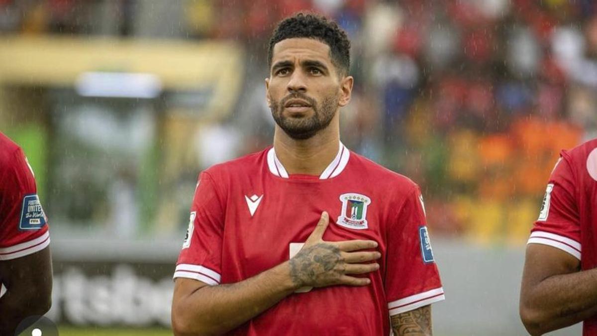 Omar Mascarell, durante la interpretación del himno de Guinea Ecuatorial.