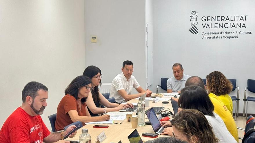 Los sindicatos preparan el inicio del curso con la negociación en punto muerto tras el verano: "Fue un paripé"