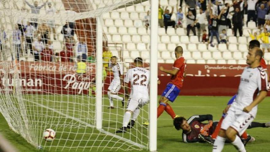 El Real Zaragoza rescata un punto de una primera parte regalada