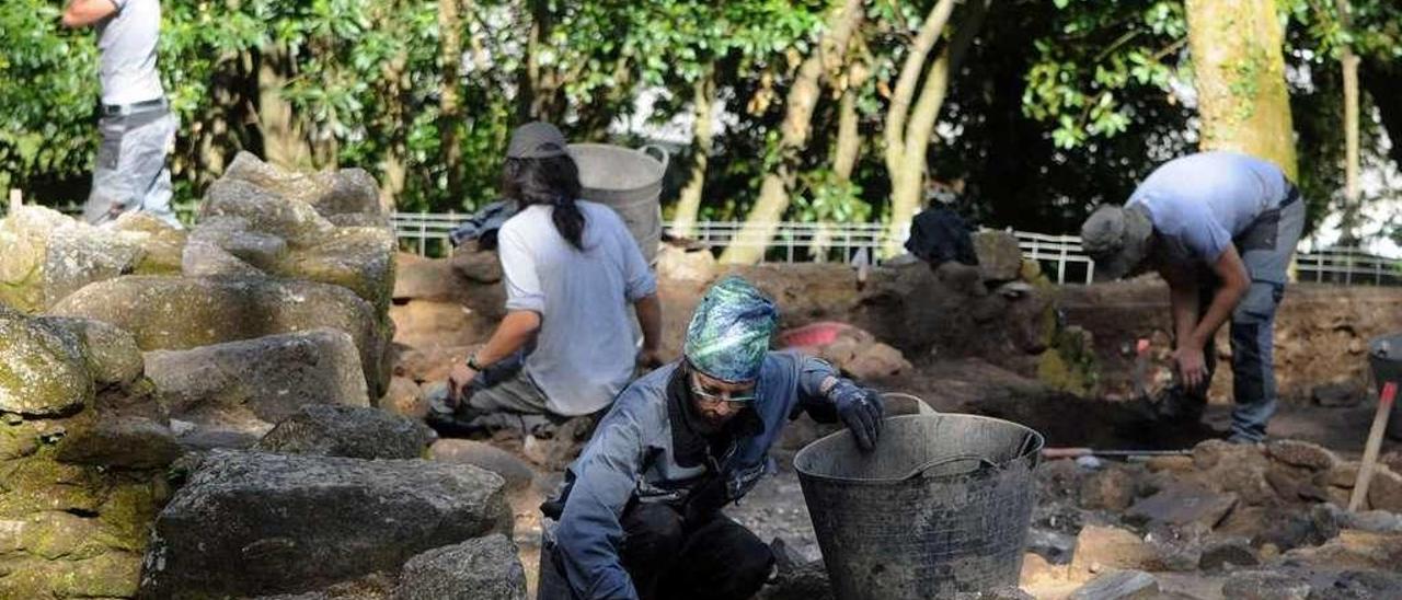 Recta final de los trabajos de excavación en el castro vilagarciano, en mayo de 2016. // Iñaki Abella