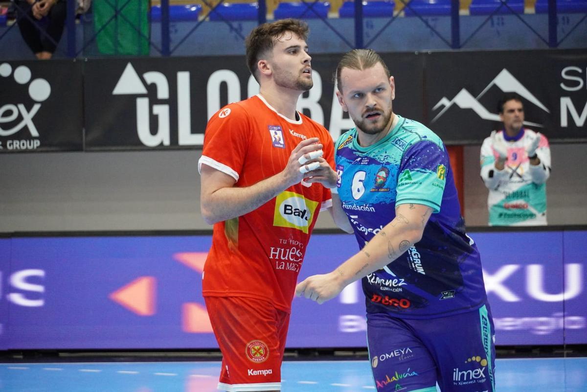 Dani Ramos, a la derecha, en el partido Cajasol Ángel Ximénez-Bada Huesca.