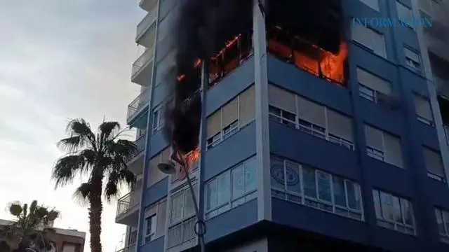 Aparatoso incendio en pleno centro de Torrevieja con dos pisos afectados