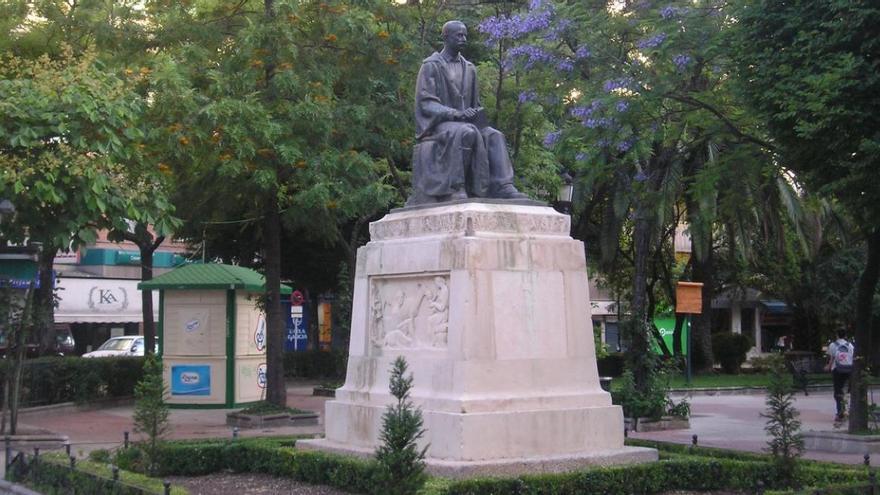 Juanvic, el guardían de la estatua de Gabriel y Galán en Cánovas