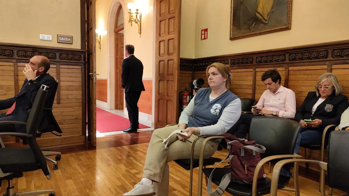Jennifer Fernández espera su turno para hablar ante los concejales.