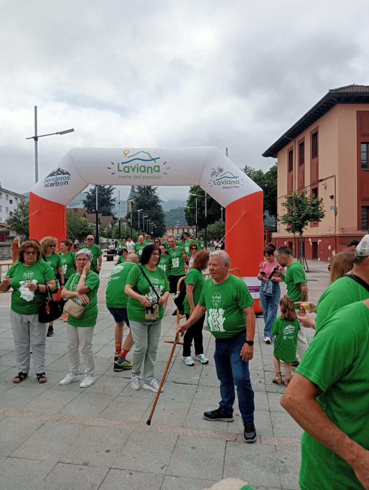 Doscientas personas marchan y escancian en Laviana para combatir la ELA