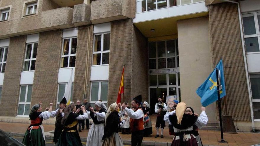 Una actuación ante la residencia Valle del Caudal, en Mieres, por su vigésimo quinto aniversario.