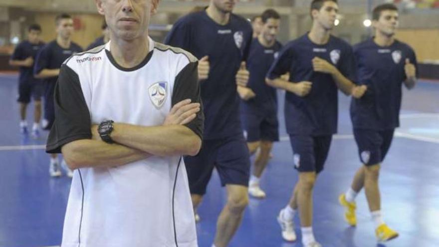 Santi Valladares, entrenador del Santiago Futsal y exjugador del Chaston, ayer en el Palacio. / carlos pardellas