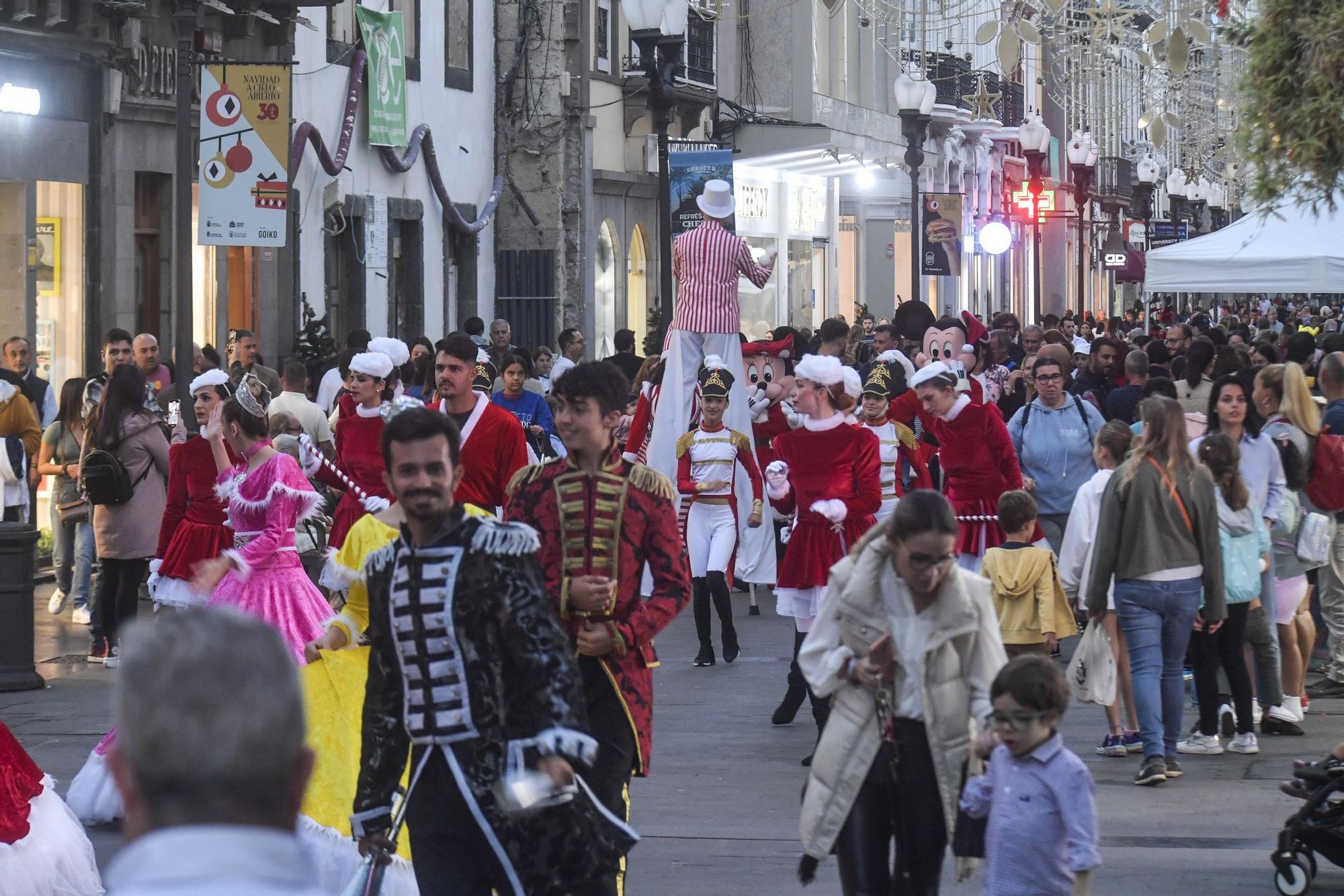 Gente en la zona comercial de Triana en el día previo a la Nochebuena