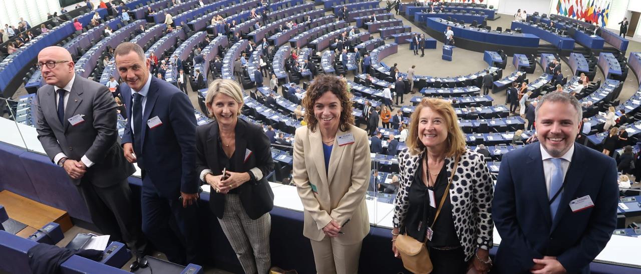 La consellera Rosario Sánchez (traje beige), ayer en el Parlamento Europeo.