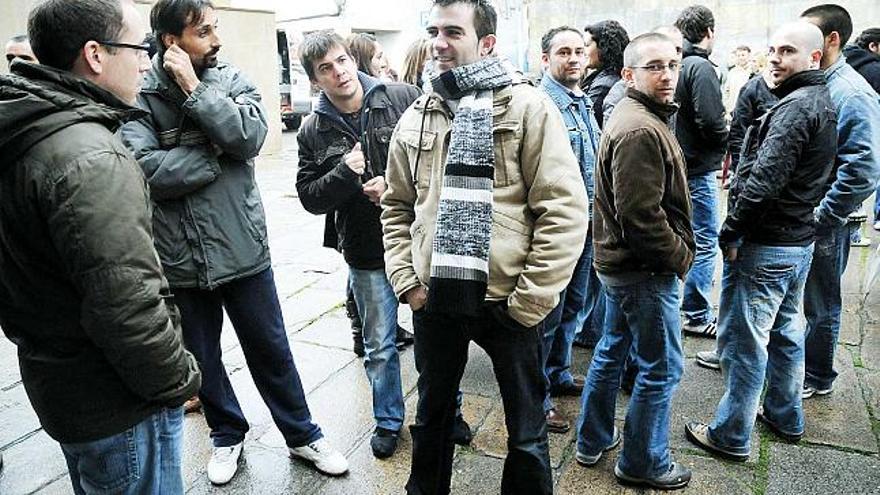 Los trabajadores de Trèves de O Campiño, antes de mantener su asamblea de ayer.