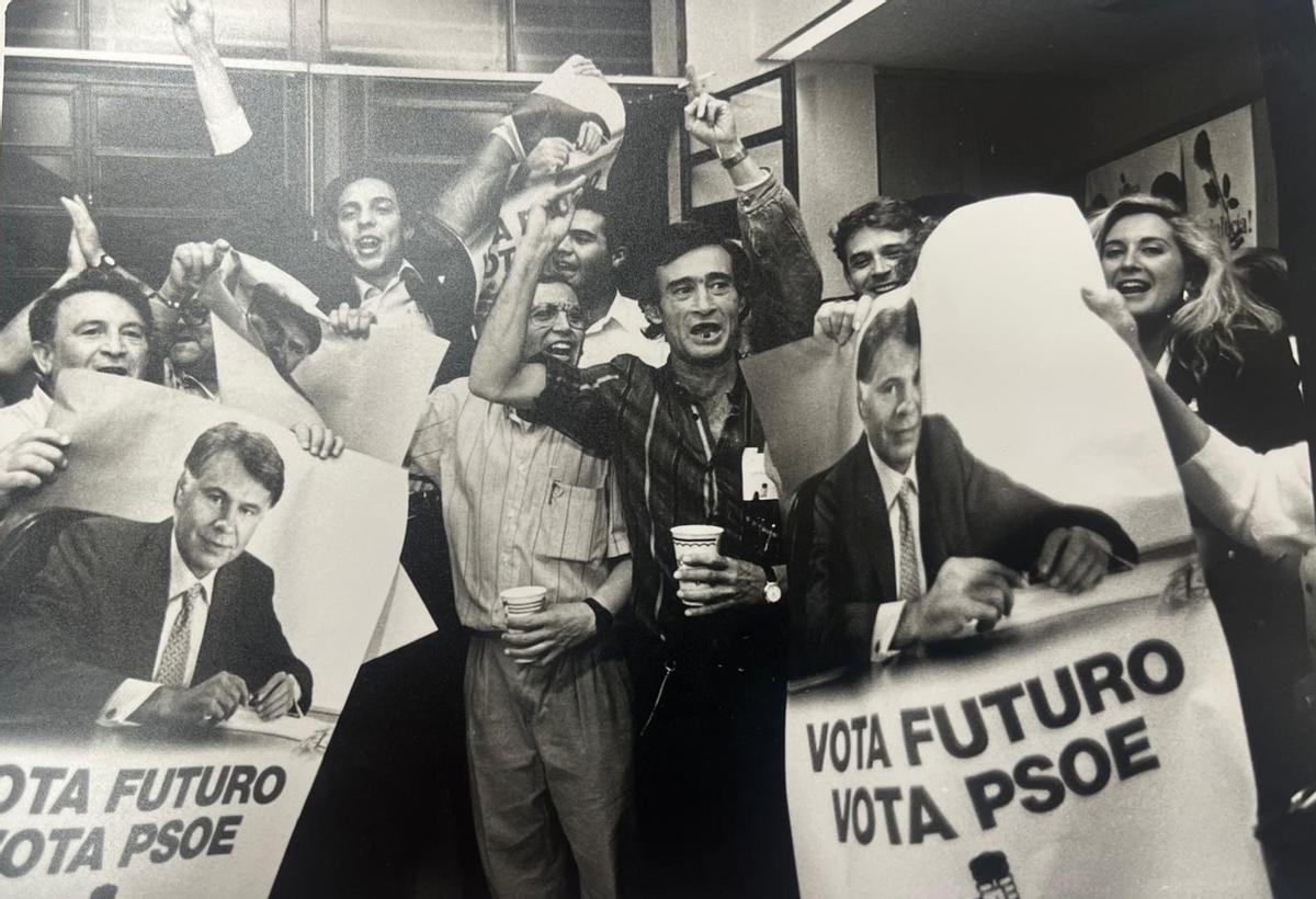 Paco Téllez, primero por la izquierda, celebra la victoria de Felipe González