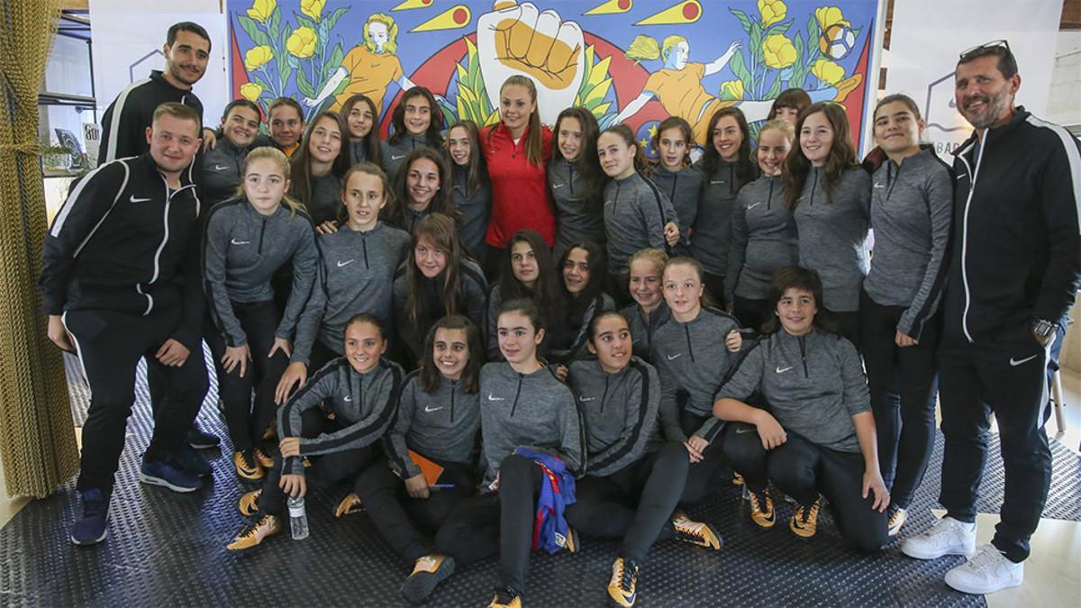 Lieke Martens compartió vivencias con las jóvenes futbolistas del AEM Lleida