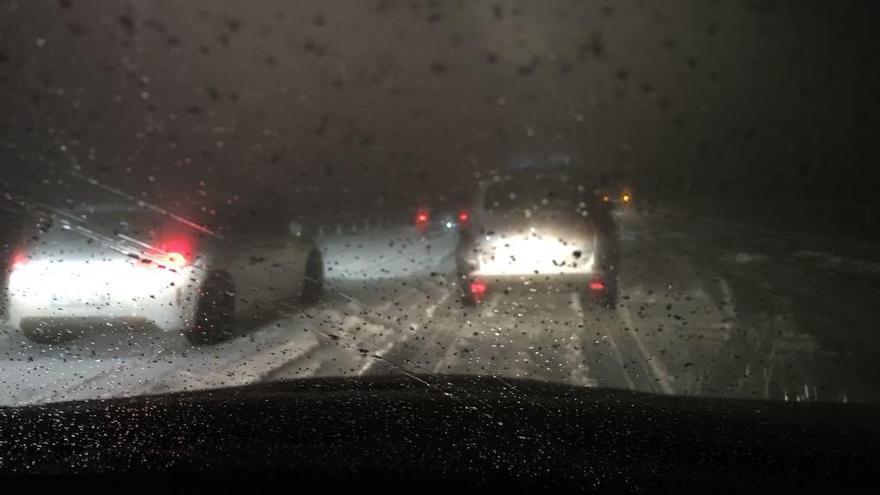 Decenas de zamoranos, atrapados en las carreteras por el temporal