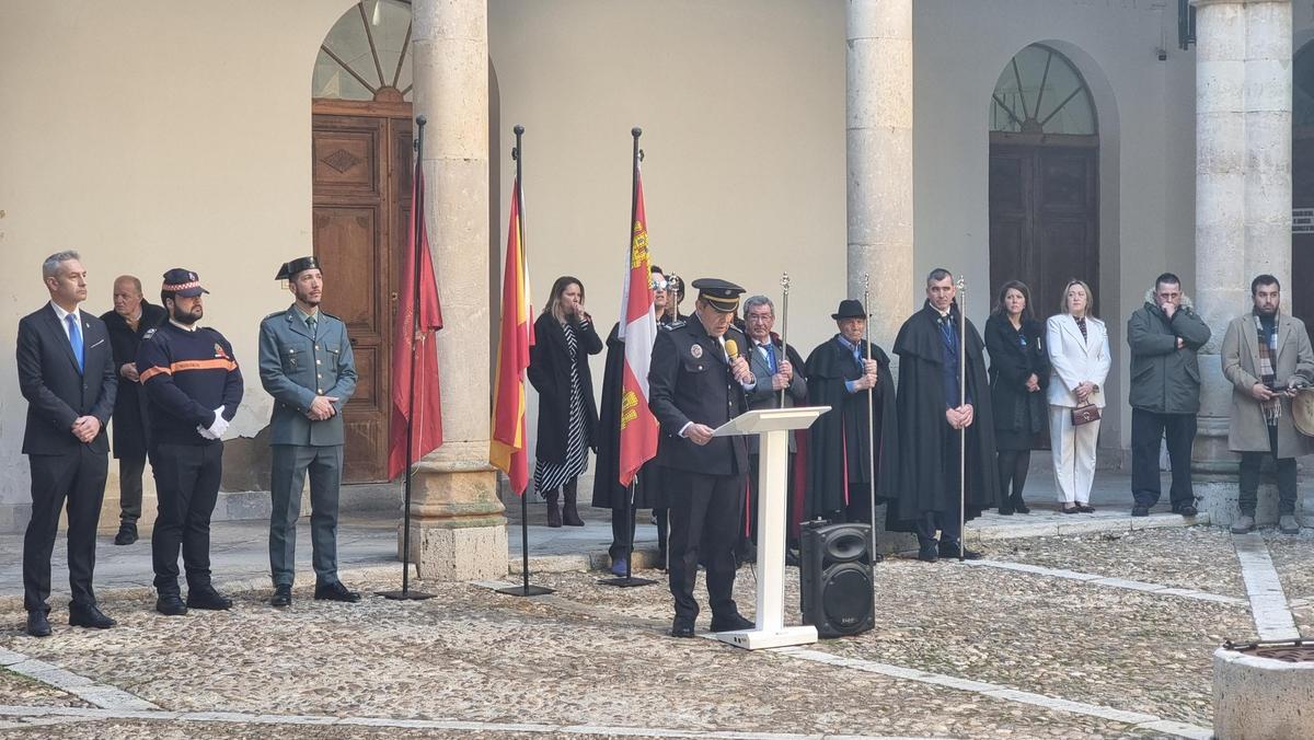 El jefe de la Policía Local de Toro, Ramón Gómez, en el palacio de los Condes de Requena.