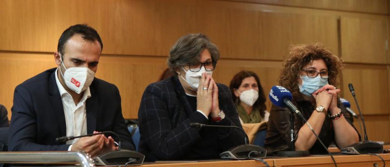 Los socialistas David Alonso, Eva García de la Torre y Lourdes Moure, ayer, en el pleno. // Anxo Gutiérrez