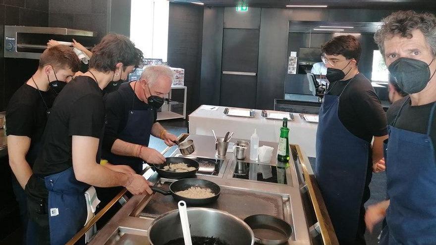 Berja, primero por la izquierda, en las cocinas de elBulli.