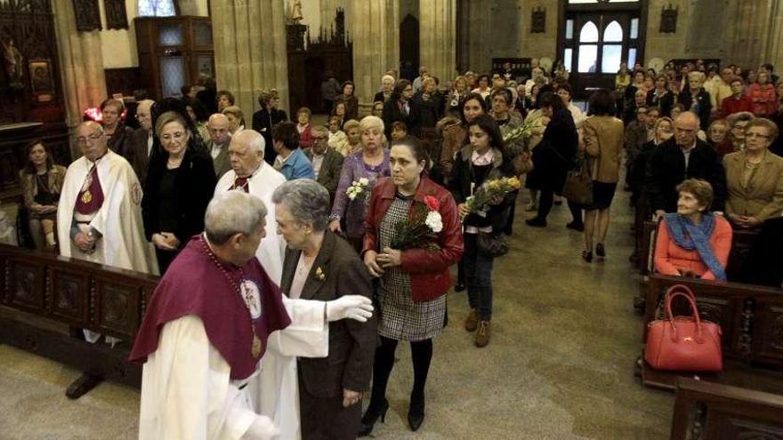 La ofrenda floral se realizó en la iglesia de Santiago el Mayor.  // José Lores