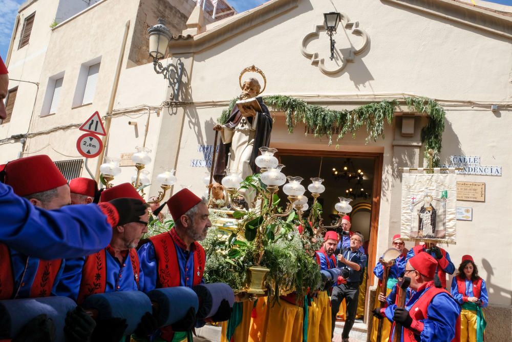 La imagen de San Antón vuelve a presidir el altar mayor de la iglesia de Santa Ana.