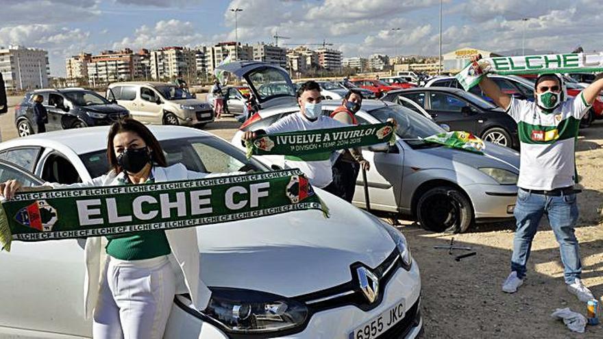 Los aficionados del Elche, ayer, durante la protesta.  |