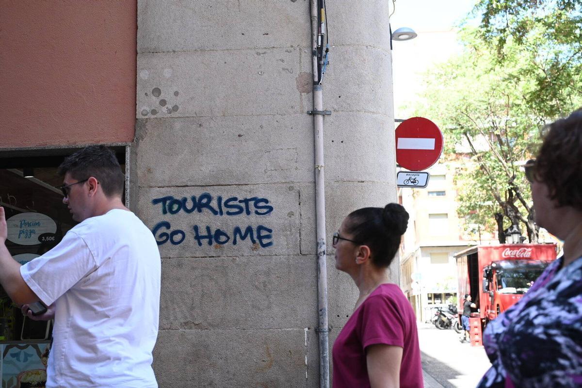 Pintadas contra los turistas en Gràcia el día de inicio de la fiesta mayor 2023