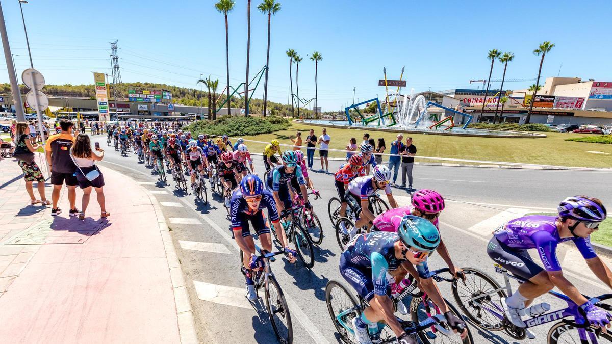 El pelotón de La Vuelta pasó por La Nucía. Bernabé Cano, alcalde de La Nucía disfrutó del paso de “La Vuelta” junto a Sergio Villalba, concejal de Deportes y Javier Castellar, organizador del Critérium y Gran Fondo Ciclista de La Nucía.