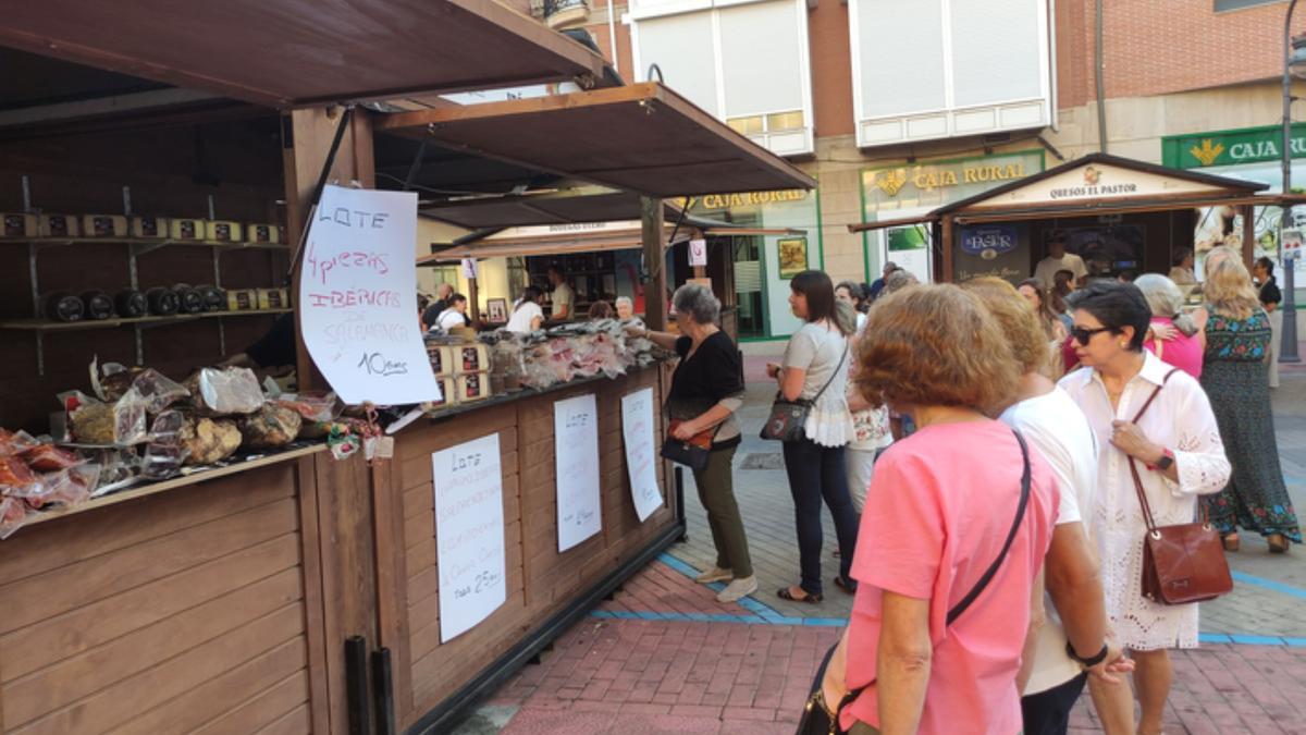 Feria de Productos de la Tierra celebrada en Benavente. / E. P.