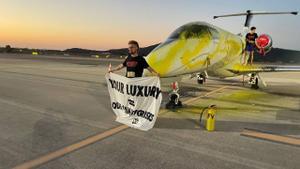 Acción de protesta en el aeropuerto de Ibiza, este verano