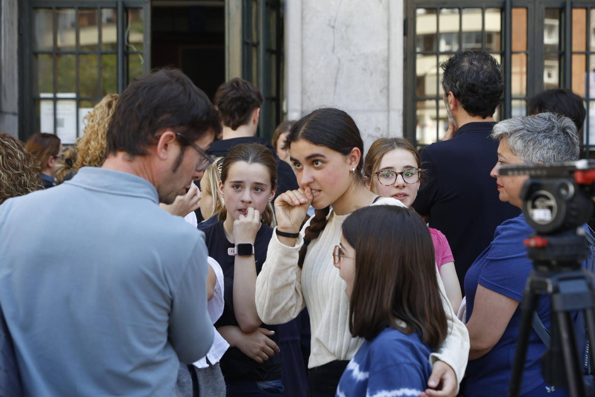 El desalojo del IES Jovellanos en Gijón, en imágenes