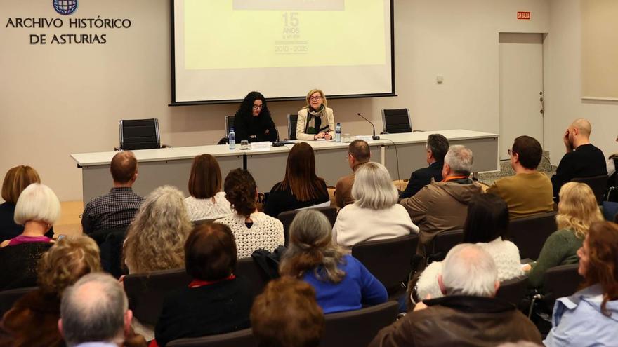 En la mesa, Vanessa Gutiérrez, a la izquierda, y Conchita Paredes, ante los asistentes al acto conmemorativo del 15.º aniversario del traslado del Archivo Histórico de Asturias a la antigua cárcel. | MARIO CANTELI