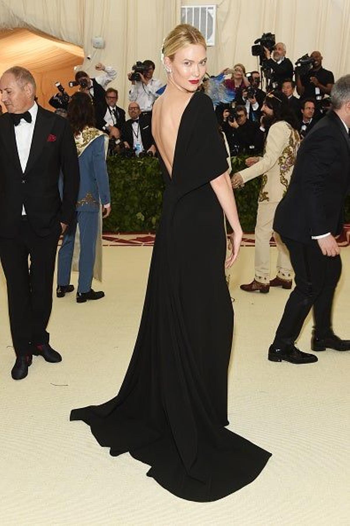 Karlie Kloss luce espalda en la Gala Met