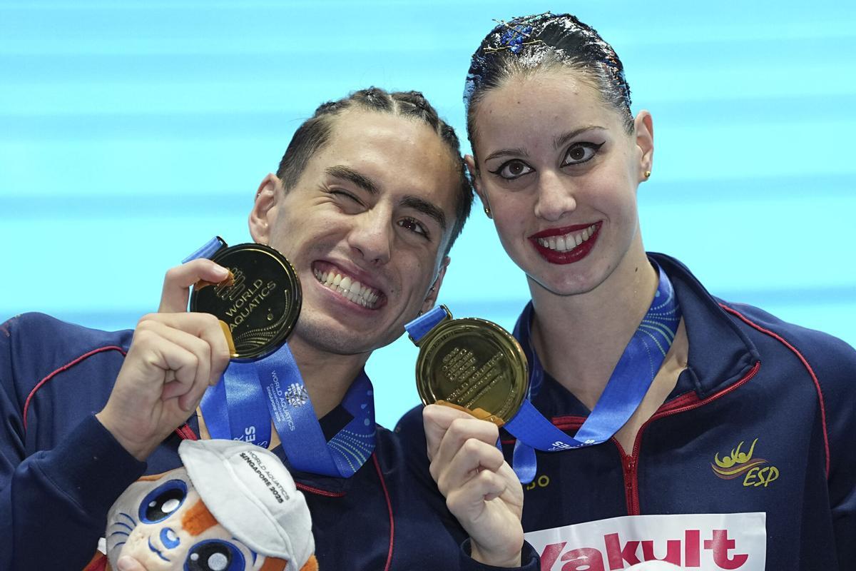 Gold medalists Dennis Gonzalez Boneu, left and Iris Tio Casas of Spain react with their medals after the mixed duet free final of artistic swimming at the World Aquatics Championships, in Singapore, Friday, July 25, 2025. (AP Photo/Ng Han Guan) Associated Press/LaPresse. EDITORIAL USE ONLY/ONLY ITALY AND SPAIN