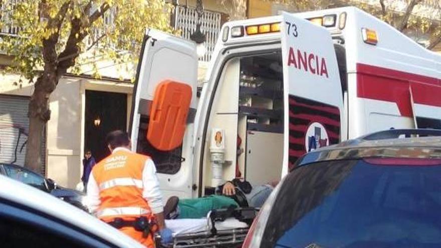 El ciclista atropellado es trasladado por el SAMU.